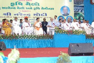 Shri Narendra Modi with other delegates